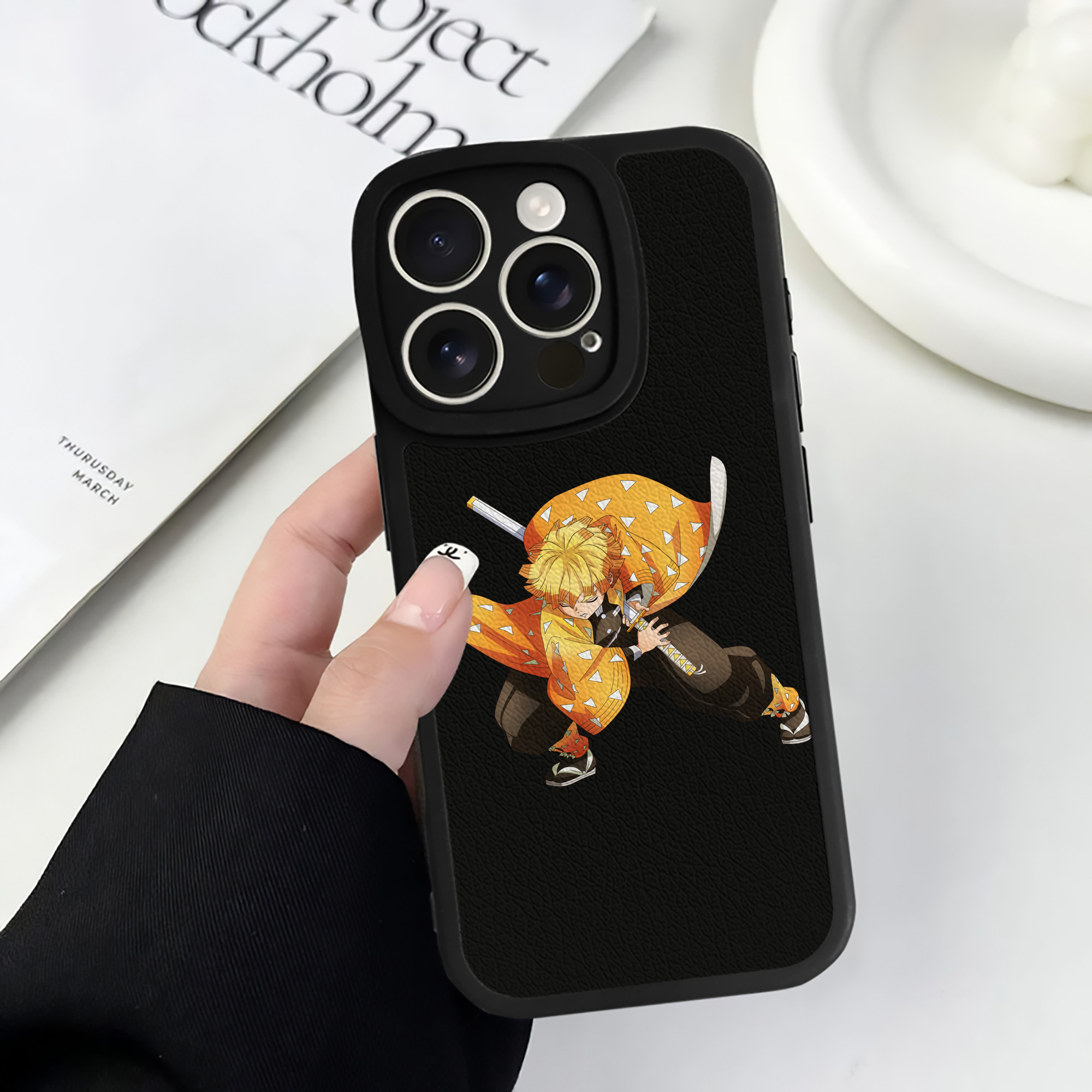 （画像用） 鬼滅の刃（きめつのやいば）我妻 善逸／あがつま ぜんいつ Agatsuma Zenitsu 【iPhone 16シリーズ対応】シリコンスマホケース（レザー調） 材質：シリコン